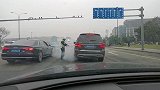 奔驰是出柴油版了吗这烟冒的我差点看不清路