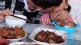 妹妹不好好吃饭，挨训了就往哥哥的怀里扎求安慰，看她一脸的委