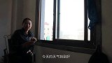 成群海鸟盘旋海岸上空，渔妹过去看个究竟，一群大鱼全部翻了白肚