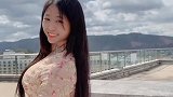 笑起来很纯真的小姐姐，一袭连衣修身裙典雅有致，掩饰不了好身材