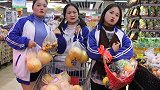 搞笑童年：姐姐带我去超市，每次都给我买最爱吃的水果，姐姐真好