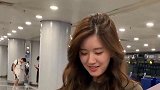 赵露思机场用四川话跟粉丝对话，太贴心了真是个宝藏女孩，太可爱