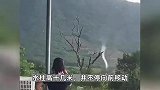 村中居民休闲时突然出现水龙卷风，惊险一幕曝光
