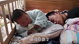 1岁宝宝专注喝奶，爸爸在旁边求关注，宝宝：真是个磨人的老妖精