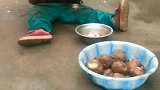 可怜的孩子下雨天还在外面吃饭, 天天只能吃土豆