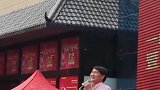 不知道是谁请来大衣哥唱歌，台上的台风超稳，除了最近有些发福