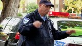 国外恶搞：街边警官查车，结果出乎意料了！