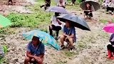河南：农村老人冒雨听戏 演员：把戏演好才对得起他们