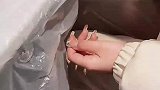 女子聚会花式给男友拿烟，直接看傻对面情侣