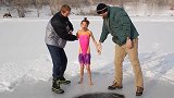 爸爸和叔叔让孩子们往冰里跳，这3个傻孩子还真照做，结果太逗了