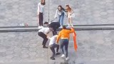 北京一小伙突然跳河只为救国旗 被众人拉上岸后还甩干国旗