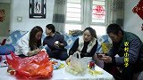 农村小媳妇和姐夫玩碰碰车，撞到二表姐，老公说啥？逗乐一家人