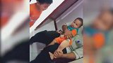 妈妈带弟弟打疫苗，大宝却哭了，真逗