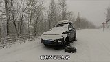 内蒙古天天下雪的完全走不了，遇到好心人脱困了，库存视频