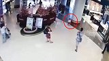 深圳1岁幼童遭陌生男子一脚踢飞：孩子暂无大碍 警方已介入调查