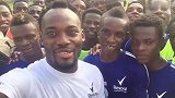 切尔西名宿重返20岁！与加纳年轻球员打成一片不要太开心