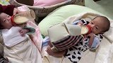 双胞胎喝奶，这差别待遇太大了，右边宝宝：我大概是捡来的