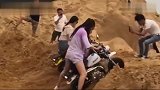 妹子太会玩，没出满月的小摩托，生生被开成了挖掘机
