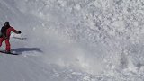 男子滑雪忽然遇到雪崩，如果不是摄像机拍到，都不敢相信是真的