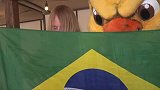 是必胜的眼神！巴西队吉祥物金丝雀和球迷合影助威