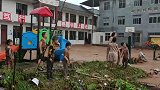 湖南张家界一小学遭山洪侵袭 数十名学生当场吓哭
