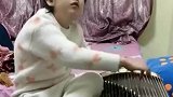 古筝表情很到位,这操作都看傻了