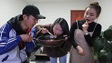 学渣考了100分，老师让家长解释进步原因，家长竟端出一锅肉丸