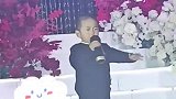 萌娃婚礼现场登台演唱，表情到位台风稳健