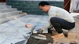孝顺的儿子，趁有空给父母把地面翻修，下雨也不怕有泥水了！