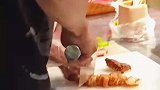 男子在路边买五花肉，看着老板的刀工干着急