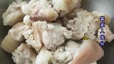 炖猪脚到底焯不焯水？原来客家这一个做法才正宗，喷香入味口感好
