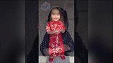 2岁混血女童超萌模仿偶像成全球最小网红