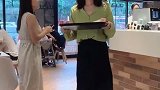 学姐，坐我这里，坐我这里。