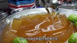 大叔街边卖冰凉小吃，8元1杯比奶茶好喝，出摊一小时卖两大盆！