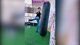 这发生了什么？小朋友咋就摔倒了 忍住不要笑