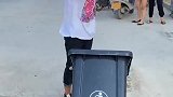 小哥哥，看美女需谨慎啊