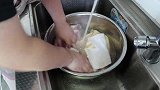 老猫自制“捆蹄”，猪皮筋道弹牙，这道菜还需要做针线活