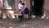 小雪带李子回家，弟弟一听说李子是小苗家的，直接把李子丢了出去