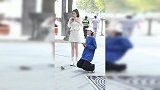 街拍：粉色西装搭配粉色包臀裙，彰显“轻熟”美女风