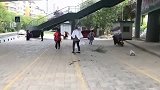 剪一半理发师跑了，老头蒙了