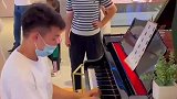 男生在商场表演了一段钢琴