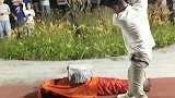 后背枕着玻璃碎片，肚子上是一块180斤的石头