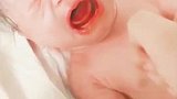 新生宝宝大哭不止，听到找爸爸瞬间安静下来，一激动眼睛睁开了