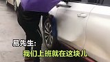 陕西 一男子大雨中打伞洗车！网友：省洗车费了！
