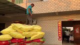 吃饭时没人哄玥玥怎么办？婆婆想到一个好办法，优优不愿意了