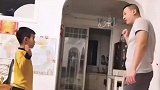 本以为爸爸够狠的了，原来儿子还有战斗武器