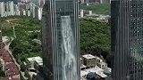 酒店从一百零八米楼下放水，造就人造瀑布，真是大景观啊！