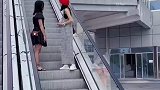两名女子因电梯停电被困，路人以为遇到傻子