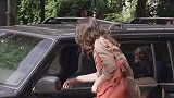 一按车锁，恶作剧-结果轿车莫名发动开跑了，下一幕靓妹表情太逗