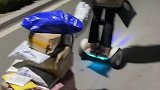 大学生拿快递像进货现场